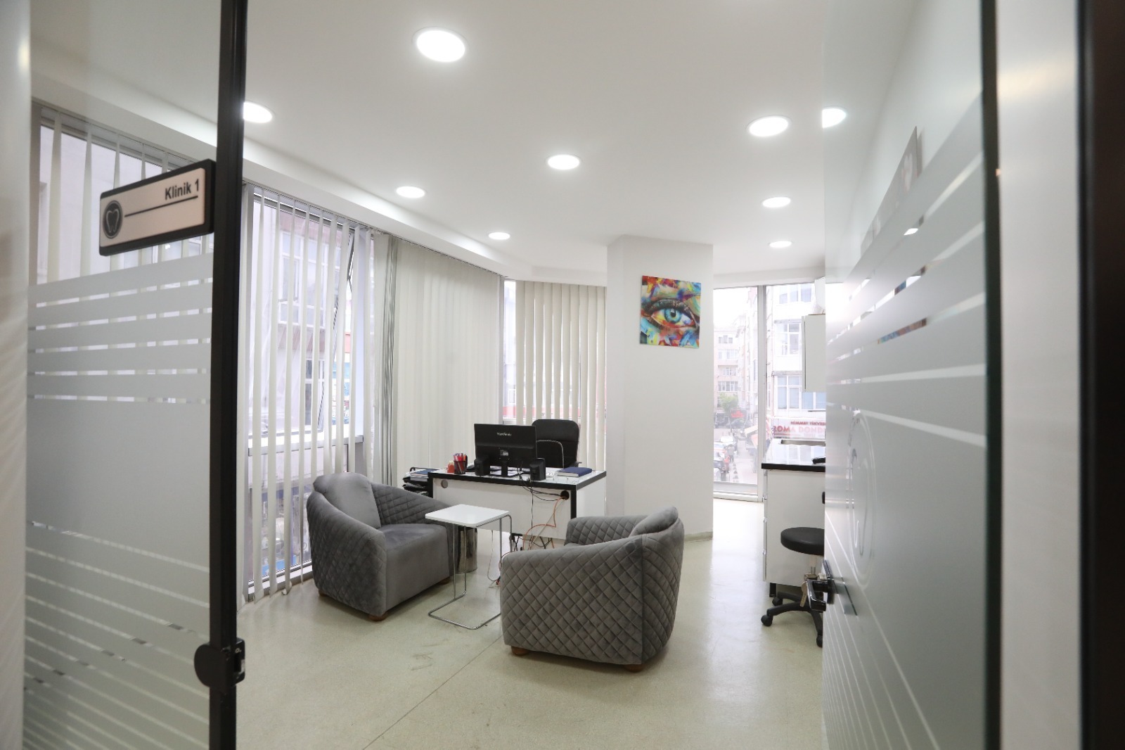 Consultation area at Master Dent Clinic with two armchairs, a desk and a monitor