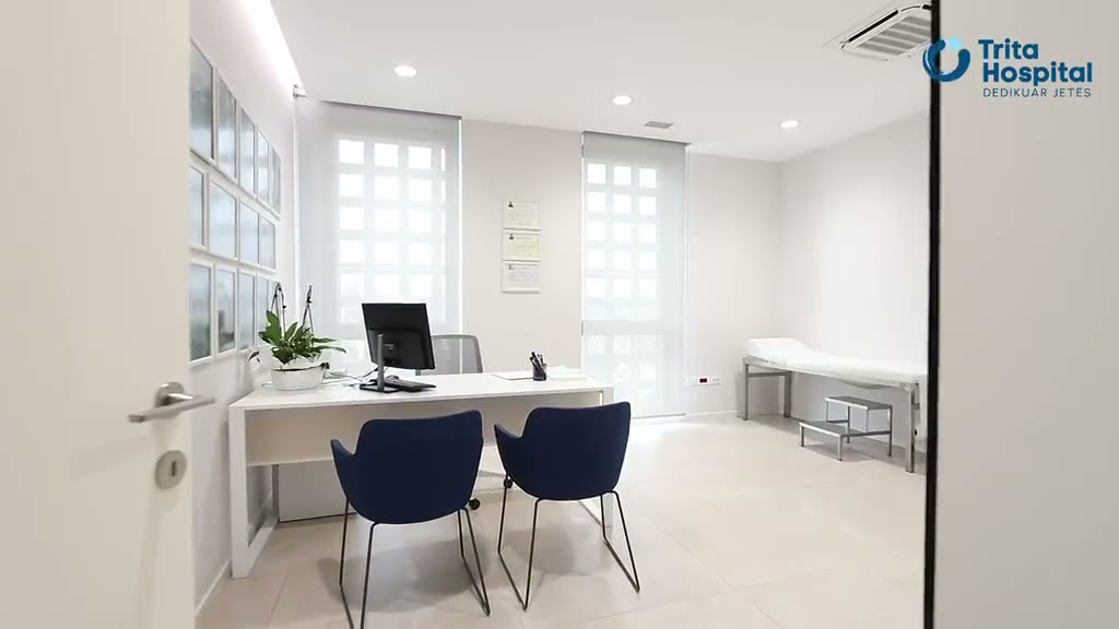 A consultation room at Trita Hospital with a desk, two chairs and an examination couch